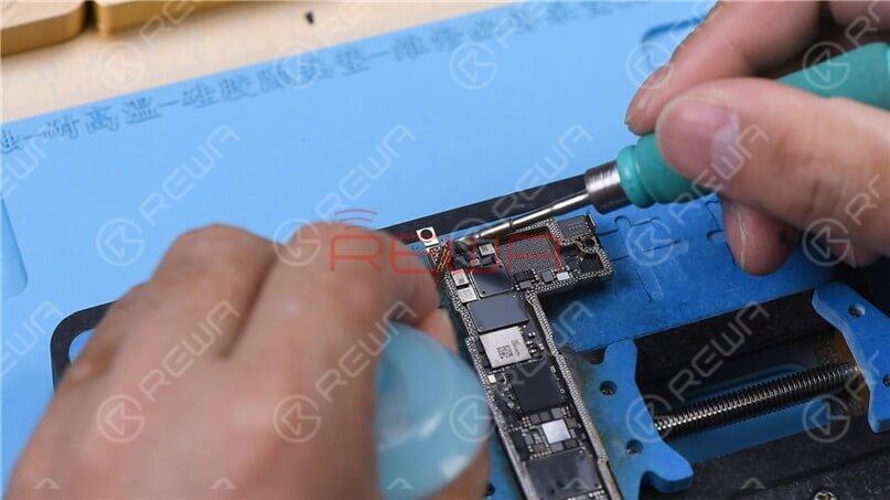 To clean the tin on the bonding pad, smear rosin with Soldering Iron at 400℃ and solder-wick. The middle layer of the motherboard uses middle-temperature tin soldering, which makes it harder to clean than the low-temperature tin.