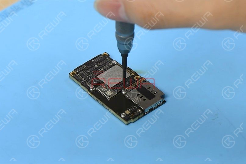 Remove the graphite thermal transfer material with tweezers first. To recombine the two layers without reballing after separation, let’s fit two screws into the screw holes reserved on the motherboard.