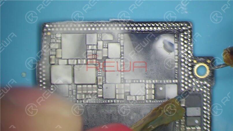 Apply a 3V0 voltage to the S74 pin of the logic board. We can see that the rosin on C2990 has melted. It can be confirmed that C2990 has been damaged and needs to be removed.