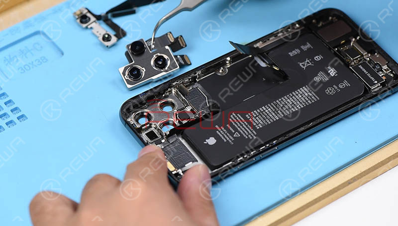 Let’s remove the Face ID parts. Face ID flex cables of iPhone 11 Pro are no longer trapped under the battery, which makes the removal much easier than before. iPhone 11 Pro’s Face ID parts is designed just like iPhone X series, so it can still be hardly repaired once malfunctioned.   Continue to remove the cameras. We can see that the three cameras are nestled together each with their own independent cable, which also means that if one camera is damaged, we can replace the damaged one separately.