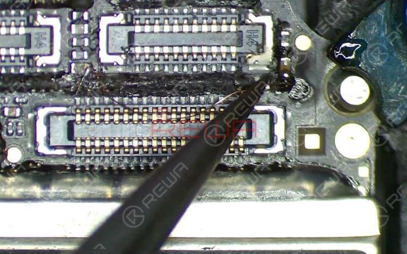 Here we need 0.1mm solder tinned enamelled wire. With one end of the wire soldered to C2917, a 3V voltage point nearby, solder the other end to C2909.