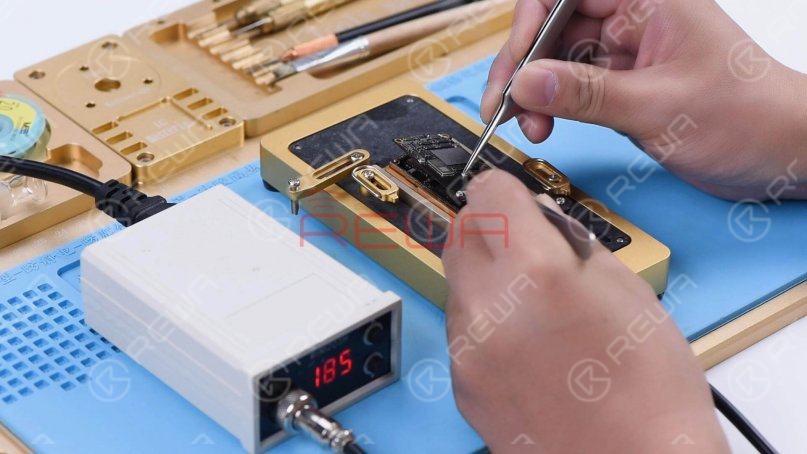 When the temperature has risen to 185℃, remove the logic board with tweezers.