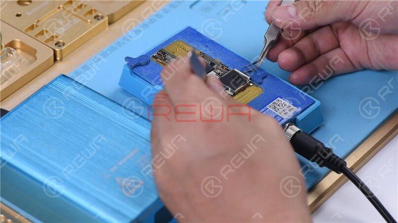 Set the temperature to 170℃. When the temperature reaches 170℃, use tweezers to remove the logic and signal board.