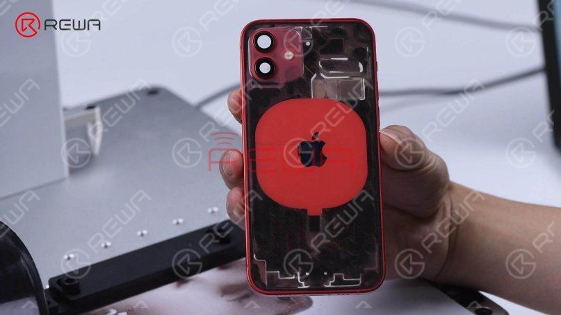 Put the back glass of iPhone 12 under the focus positioning probe of the laser marking machine. After positioning, mark the back glass area except for the camera and wireless charging area. We haven't marked the wireless charging area to avoid damage.