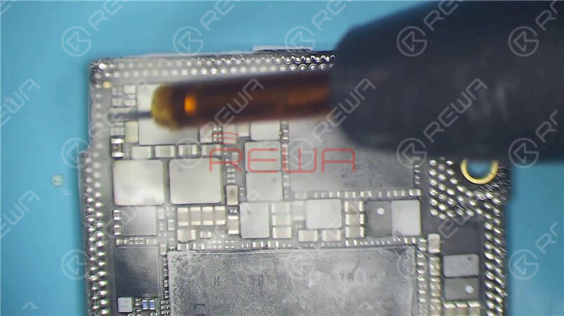 Apply a 3V0 voltage to the S74 pin of the logic board. We can see that the rosin on C2990 has melted. It can be confirmed that C2990 has been damaged and needs to be removed.