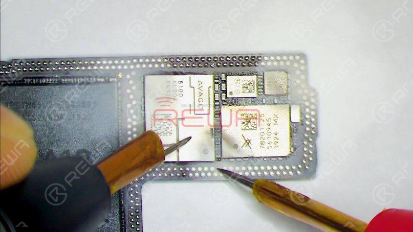 Then connect the black probe to the ground and connect the red probe to pin 113 on the logic board. We can see rosin on a capacitor has melted. It indicates that the component is damaged. This circuit has multiple filter capacitors, so we can directly remove the damaged capacitor.