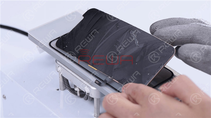 Through our observation, we found that the touch panel of the iPhone 12 screen is better than that of the iPhone 11 Pro, which is not easy to damage. To put it specifically, the touch panel of the iPhone 12 is thicker, and the cut lines are clearer and wider.