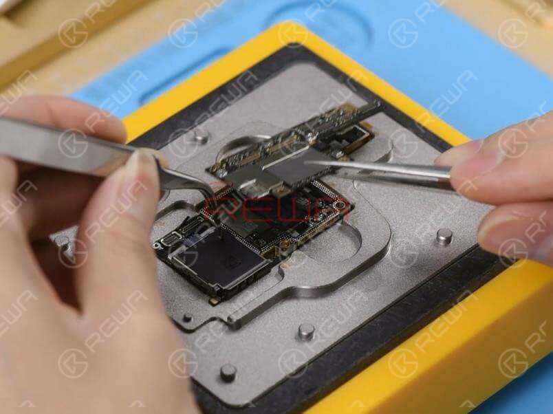 Now we need to separate the motherboard to confirm whether the fault is related to the upper layer or the lower layer.Place the motherboard on the specialized Heating Platform. With temperature of the platform reaching the set temperature, pick up the upper layer with tweezers carefully. Continue to take the lower layer off the platform.