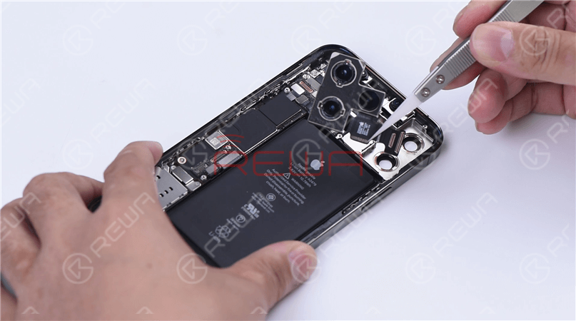 Firstly, let’s remove the rear camera and we can see there are only two flex cables for the three cameras.