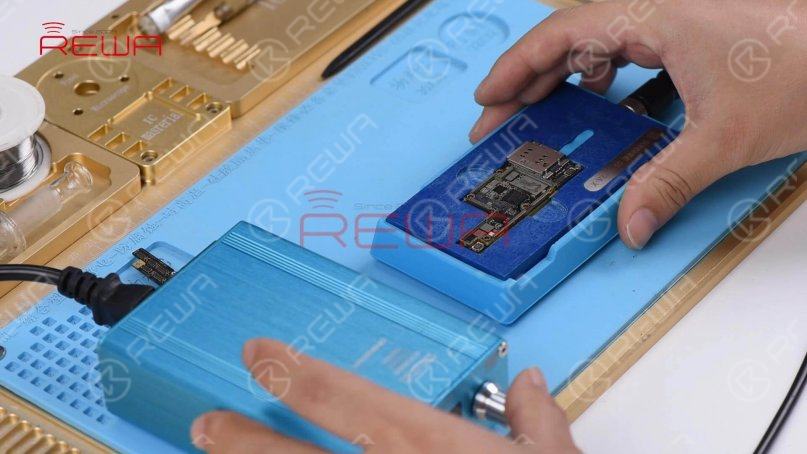 Continue to place the lower layer to the heating platform. Power on the heating platform and set the temperature to 150℃. With solder paste melting, solder balls start to shape up. Once completed, power off the heating platform and wait for the lower layer to cool for 10 minutes.