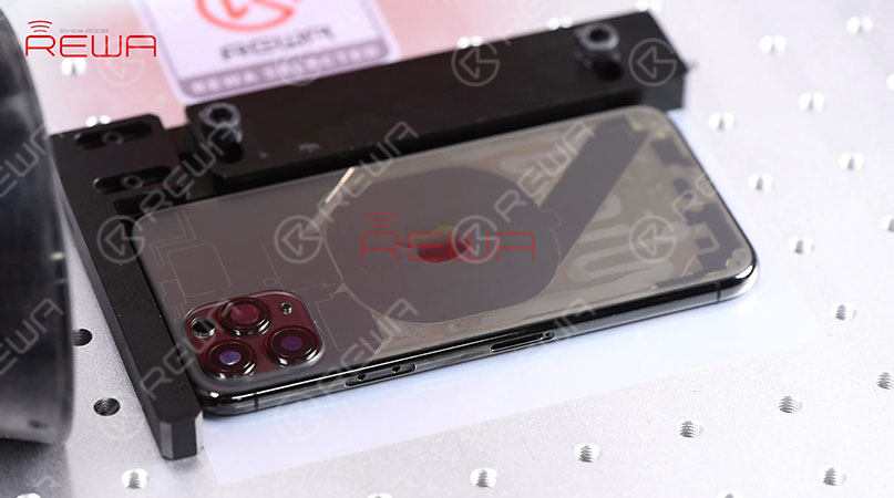 After loading the drawing of iPhone 11 Pro, adjust the laser light scanning area on the back glass. Once finished, get the parameter set and click ‘Mark’ to scan the back glass with the laser light. The back glass becomes transparent after laser scanning. 