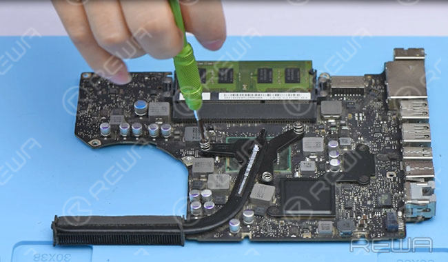 Then take out the logic board and remove heat sink afterwards. (Logic board is removed from the MacBook to avoid damage to other components during the repairing process.)