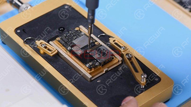 Put the motherboard on the Heating Platform. To make it easier to remove the logic board after separation, drive a screw on the logic board.