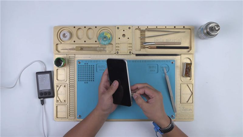 Troubleshooting iPhone XR Signal Issues Due to Motherboard Electricity Leakage