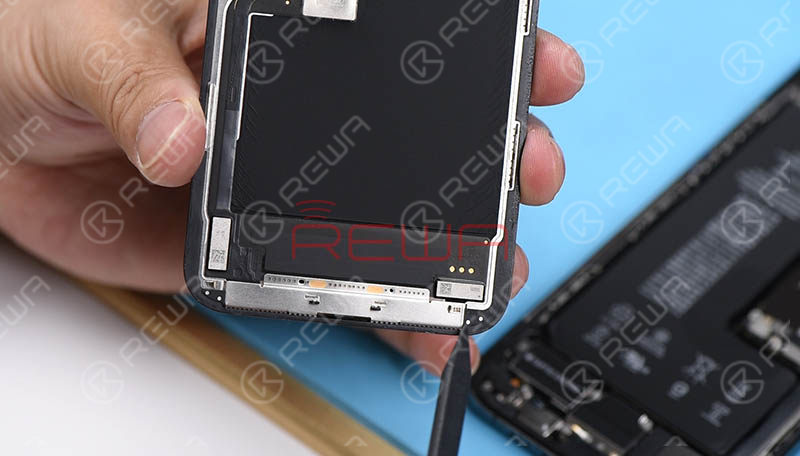 The lack of the 3D touch layer of iPhone 11 Pro makes the screen slightly slimmer. It is obvious that the newly added bracket protection on the bonding area of the screen also increases the difficulty of screen repair.