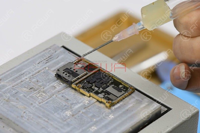 Set temperature of the heating platform at 170℃. With temperature of the platform reaching 170℃, place the lower layer on the platform to heat for 10 seconds. Apply some Paste Flux to the third space PCB evenly. Get the upper layer in position and heat for about 5 minutes. 