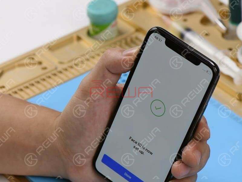 Next, let’s assemble the phone and test. Get the Face ID parts and the display assembly installed and the battery connected. Press the power button to turn on the phone. The phone turns on normally.