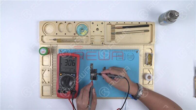 Measure the S73 pin of the signal board. The diode value is 306, which means the signal board is normal.