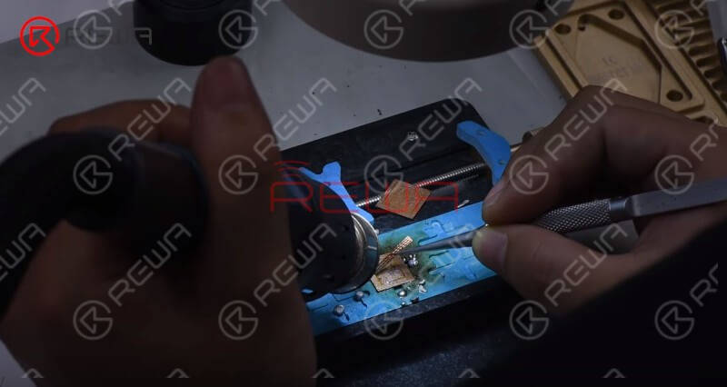 Apply some medium-temp solder paste to the bonding pad of CPU. Clean the bonding pad with Soldering Iron at 365℃. Then heat with the QUICK 861D Helical Wind Hot Air Gun at 300℃, air flow 30 and remove black adhesive on the bonding pad with a specialized blade. And then clean the bonding pad with Solder Wick.