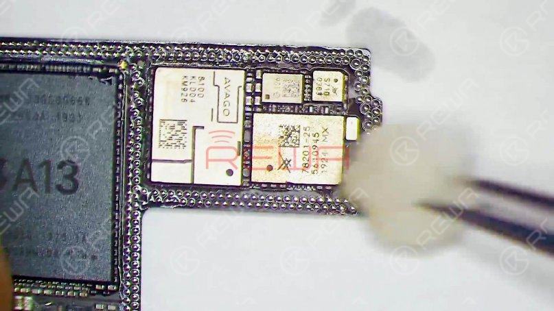 Clean the logic board with PCB Cleaner. Since the signal board has been replaced, we need to check the logic board first. According to the test result, we can later determine whether the baseband CPU and EPROM are damaged.