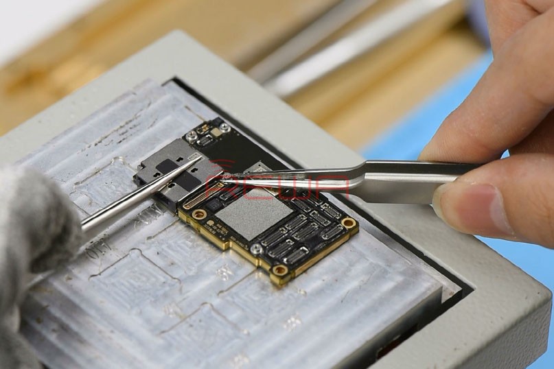 iPhone 11 Pro Motherboard Separation
