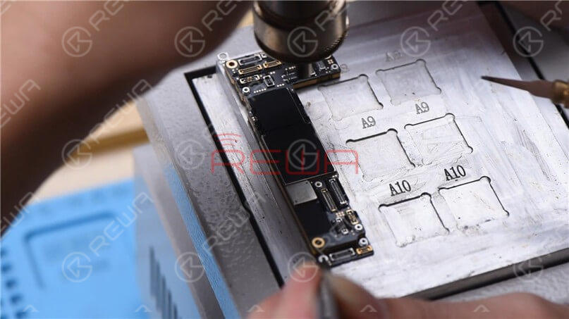 When the temperature reaches 200℃, heat the edge of the motherboard with rotational air (QUICK 861D Hot Air Gun at 320℃). Please be noted that excessive heating may lead to pseudo soldering or falling off of parts. Two rounds of vertical heating are advisable.