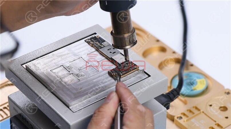 Apply some Paste Flux to the bonding pad evenly.Align the upper layer with the lower layer. After the alignment, keep heating the motherboard at 200℃. To add extra heat, heat along the edge of the motherboard with Hot Air Gun at 320℃.