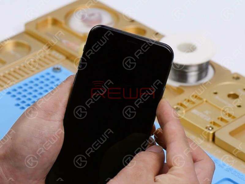 Hold the power button to turn on the phone. The phone won’t turn on. Take apart the phone and disconnect the battery. Remove the screen and take out the motherboard.