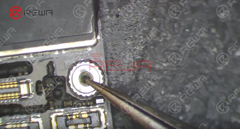 Apply some paste flux to the charging IC. Heat with the QUICK 861D Helical Wind Hot Air Gun at 380℃, airflow 45 to remove the charging IC. Clean the bonding pad afterwards.  We can see that the PCB has also been severely damaged. There is a large hole in the upper layer.