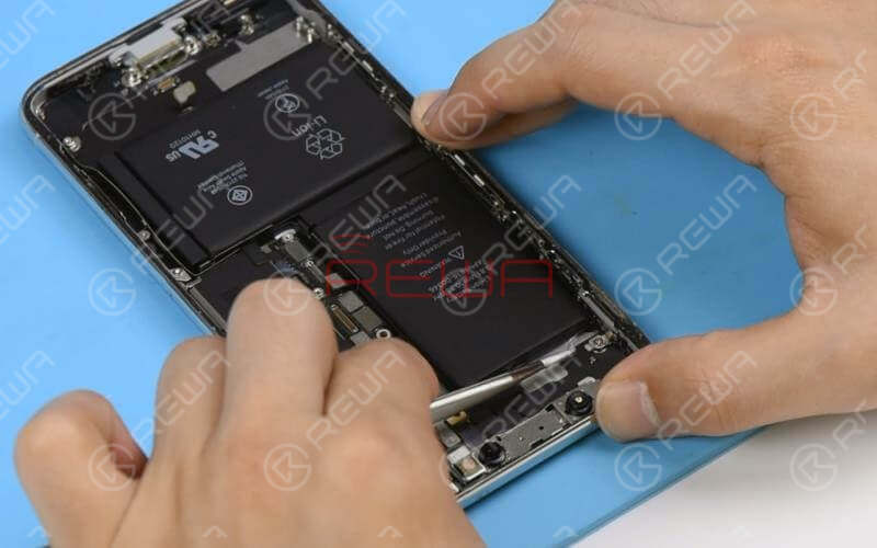 Battery replacement of Samsung is also a step we should pay special attention to. Not like Apple, who equips iPhones with special designed battery adhesive strips for easy battery replacement, Samsung phones come with a different battery adhesive strip design.