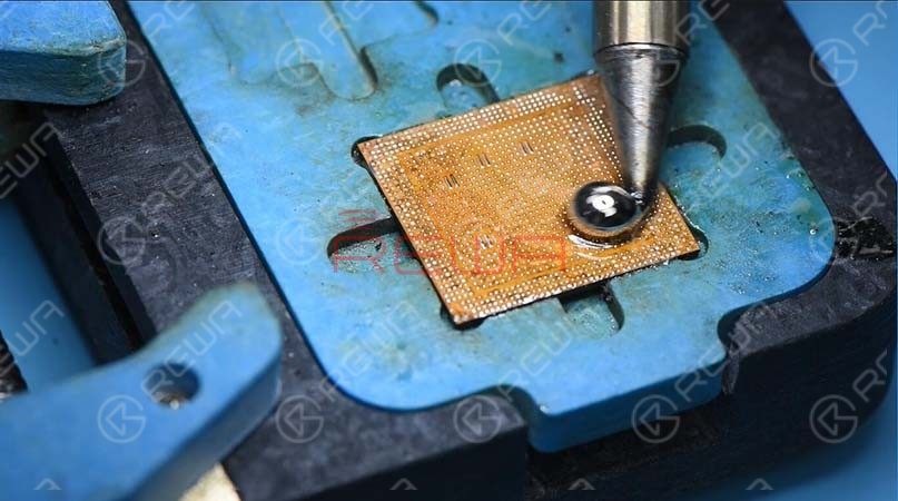 Apply some paste flux and solder paste to the bonding pad and clean the pad with the Soldering Iron at 350℃. Comparing with regular soldering stations, the unique temperature control system of T12-11 ensures smooth operation of the tip without paste caking when dragging the solder paste across the pad. 