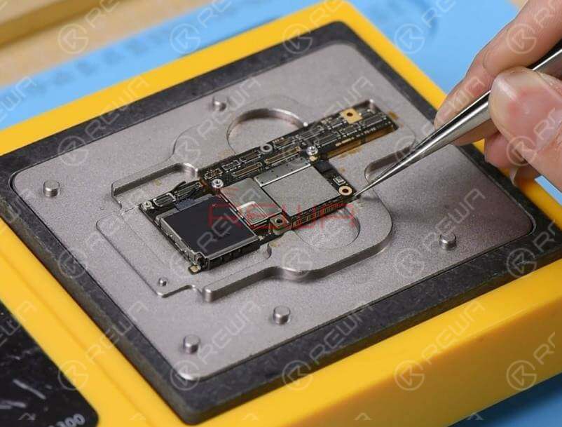 Remove heat insulation adhesive on the lower layer first. Then place the lower layer onto the heating platform. Power on the heating platform and apply some Paste Flux to the third space PCB. Then get the upper layer in position.