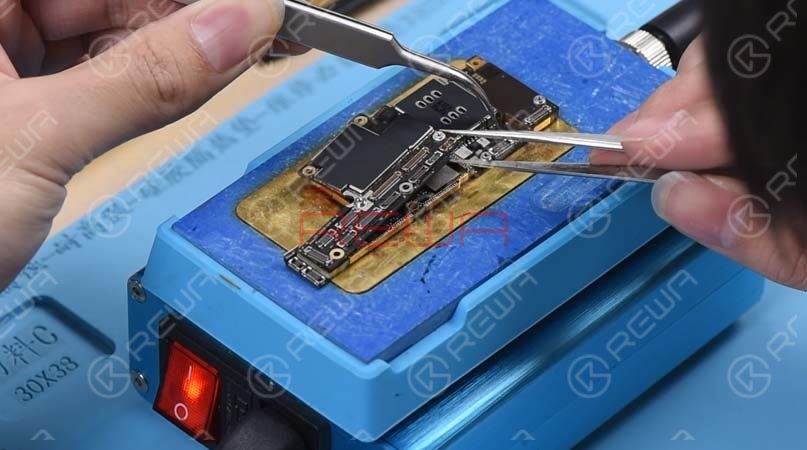 Next, we need to check the GPU circuit. We need to separate the motherboard before the test. Place the motherboard on the specialized Heating Platform. 3 minutes later, pick up the upper layer with tweezers and then the lower layer. 