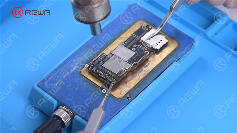 iPhone 13 Pro Motherboard Separation – The Hottest CPU?