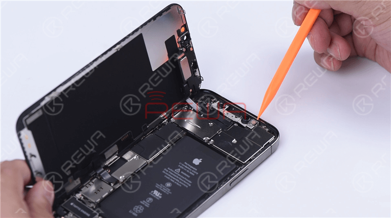 The Face ID components follow the previous design which makes it especially flimsy. While disassembling, please keep in mind not to touch the dot projector module. Static may cause damage to the module and result in malfunctions.