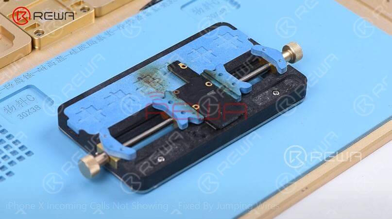 The following step is to attach the motherboard to the PCB Holder and then heat with Hot Air Gun at 200℃, airflow 3 to tear off the heat dissipation sticker on the backside of the motherboard.