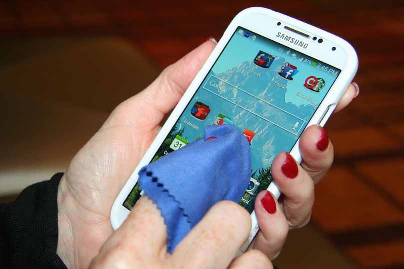 How to Safely Clean Your Smartphone or Tablet Touchscreen?